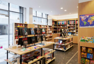 Vue intérieure de la librairie papeterie Le Coquelicot