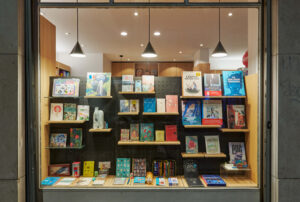 Vitrine de la librairie papeterie Le Coquelicot